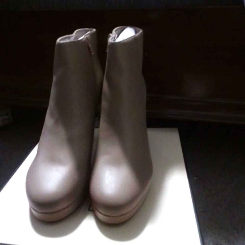 NWT BCBGeneration Taupe boots